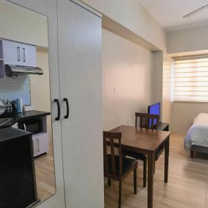 a kitchen and dining room with a table in a room at Avida Davao by davaobnb & Lemonique Homes in Davao City