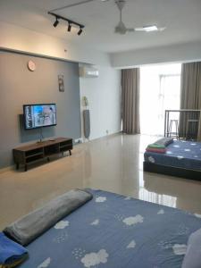 ein Wohnzimmer mit einem Bett und einem TV in der Unterkunft Studio 2-4pax/2mins LRT/Netflix/YSW Homes in Subang Jaya