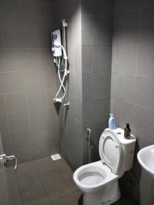 ein Bad mit einer Dusche, einem WC und einem Waschbecken in der Unterkunft Studio 2-4pax/2mins LRT/Netflix/YSW Homes in Subang Jaya