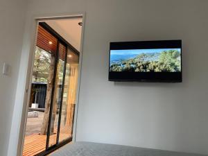 telewizor z płaskim ekranem na ścianie w domu w obiekcie Bosque w mieście Necochea