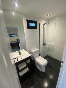 內科切阿的住宿－Bosque，浴室配有白色卫生间和盥洗盆。