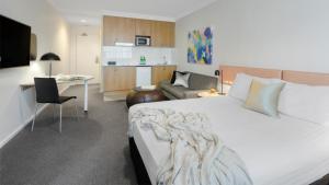 Postel nebo postele na pokoji v ubytování Oaks Perth Hotel