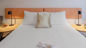 Postel nebo postele na pokoji v ubytování Oaks Perth Hotel