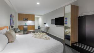 Postel nebo postele na pokoji v ubytování Oaks Perth Hotel