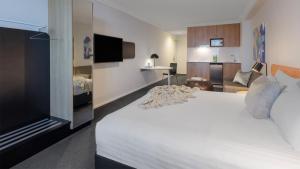 Postel nebo postele na pokoji v ubytování Oaks Perth Hotel