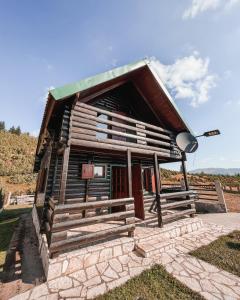 ジャブリャクにあるWooden house IRISの小屋根の木造家屋