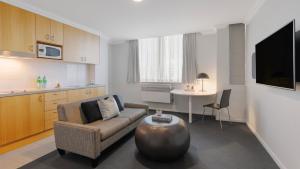 TV a/nebo společenská místnost v ubytování Oaks Perth Hotel