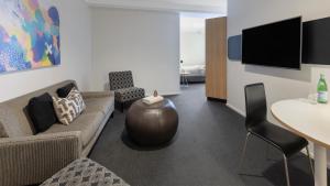 TV a/nebo společenská místnost v ubytování Oaks Perth Hotel