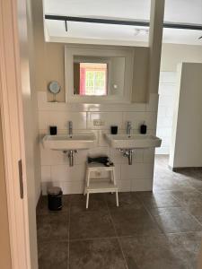 a bathroom with two sinks and a window at Storchenhof Blumenow in Blumenow