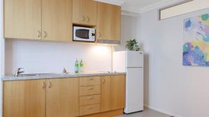 Kuchyň nebo kuchyňský kout v ubytování Oaks Perth Hotel