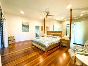 Katil atau katil-katil dalam bilik di Golden Sands Retreat Beach House +57 gambar