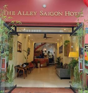 una entrada al callejón saigon hotel con un restaurante en The Alley Saigon Hotel, en Ho Chi Minh