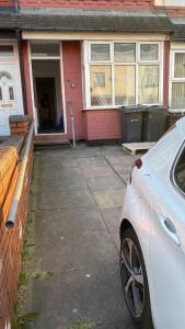 een witte auto geparkeerd voor een huis bij Furnished Home in Birmingham in Birmingham