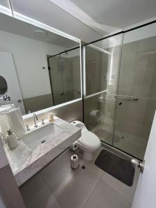 y baño con lavabo, aseo y ducha. en Stylist and modern 1BR in Lima, en Lima