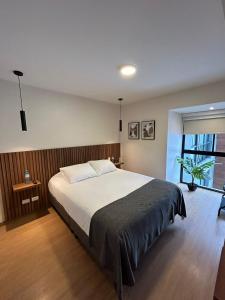 Un dormitorio con una cama grande y una ventana en Stylist and modern 1BR in Lima, en Lima