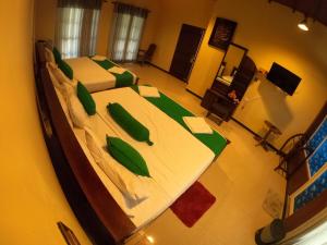 Mount Seven Holiday Inn في بيلهول اويا: اطلالة غرفة نوم بسريرين مع مخدات خضراء