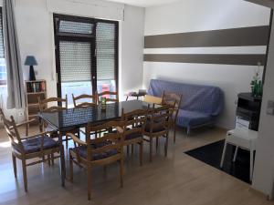 ein Esszimmer mit einem Tisch, Stühlen und einem Sofa in der Unterkunft Hotel Mautner Airport und Messehotel in Stuttgart