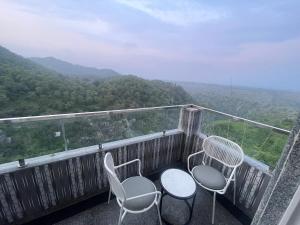 2 sedie e un tavolo sul balcone con vista di The Aravali Kumbhalgarh a Kumbhalgarh