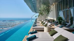 Bazén v ubytování Studio in Palm Tower, Palm Jumeirah Beach View nebo v jeho okolí