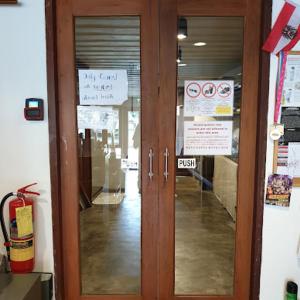 eine Holztür in einem Gebäude mit einem Schild darauf in der Unterkunft Baan Heart Thai in Chiang Mai