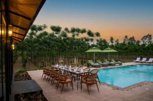 Aalia Jungle Retreat and Spa, Bandarjudh, Haridwar - Araiya Anthology内部或周边的泳池