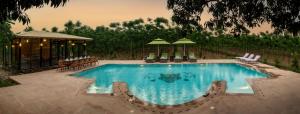 Aalia Jungle Retreat and Spa, Bandarjudh, Haridwar - Araiya Anthology内部或周边的泳池