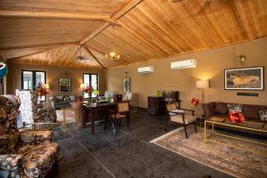 Aalia Jungle Retreat and Spa, Bandarjudh, Haridwar - Araiya Anthology的休息区