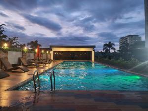 una piscina por la noche con un edificio en Room in M Stay Hotel - near Midori, Swissotel, Marriott, Widus, Hann, 