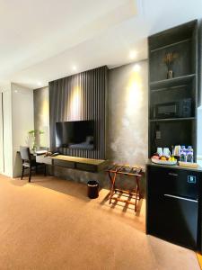 sala de estar con TV y mesa de comedor en Room in M Stay Hotel - near Midori, Swissotel, Marriott, Widus, Hann, 