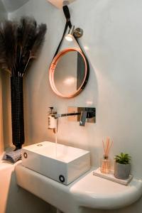 La salle de bains est pourvue d'un lavabo blanc et d'un miroir. dans l'établissement Villa Eleana, à Monolithos