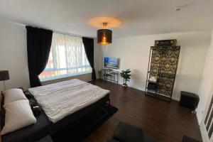 1 dormitorio con cama y ventana grande en Private Apartment, en Hannover