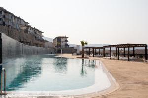 una piscina en medio de un edificio en Sea View Flat with Shared Pool 5 min to Beach, en Akbük