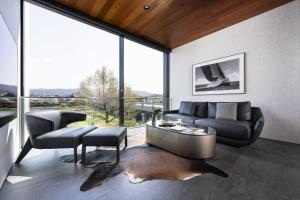 sala de estar con sofá, mesa y sillas en Kamo Residences by Reflections en Kyoto