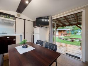 een keuken en eetkamer met een houten tafel met stoelen bij LAURAHAUS in Děčín