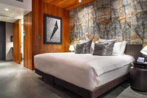 ein Schlafzimmer mit einem großen Bett in einem Zimmer in der Unterkunft Kamo Residences by Reflections in Kyoto