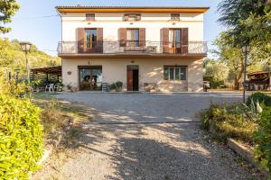 una casa con una entrada delante de ella en Casa Raffaello, en Castiglione dʼOrcia