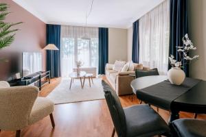- un salon avec un canapé et une table dans l'établissement Stylish Retreat w Balcony 2 min to Bagdat Ave, à Istanbul