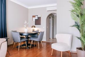 - une salle à manger avec une table et des chaises dans l'établissement Stylish Retreat w Balcony 2 min to Bagdat Ave, à Istanbul