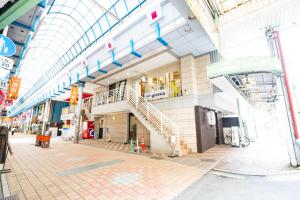 un grand bâtiment avec un plafond en verre et un escalier dans l'établissement Smart Vacation Canaan A スマートバケーション　カナン A, à Kagoshima