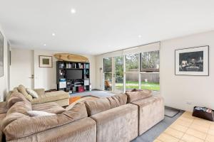 Una gran sala de estar con un sofá grande. en Spindrift, en Point Lonsdale