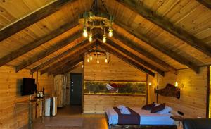 Ένα ή περισσότερα κρεβάτια σε δωμάτιο στο Mezrasuit Bungalov