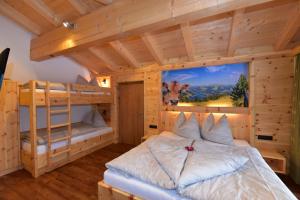 Krölls Alpenchalet في كريمل: غرفة نوم مع سريرين بطابقين في كابينة