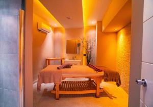 Habitación con baño con lavabo y mesa. en Senza Grand Santana Hotel - Ultra All Inclusive, en Mahmutlar