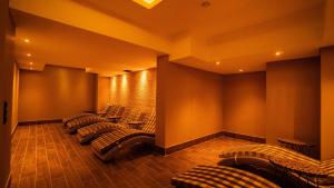 uma sala de espera com sofás e cadeiras em Senza Grand Santana Hotel - Ultra All Inclusive em Mahmutlar