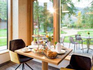 einen Tisch mit Essen drauf in einem Zimmer mit Fenster in der Unterkunft Vivea Gesundheitshotel Eisenkappel in Bad Eisenkappel