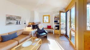 uma sala de estar com um sofá e uma mesa em Ers 52 em Pontresina