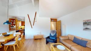 uma sala de estar com um sofá e uma mesa em Ers 52 em Pontresina