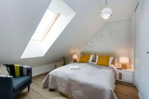 ein Schlafzimmer mit großem Bett und Fenster in der Unterkunft Villa Neptun - Exclusive Apartments in Danzig