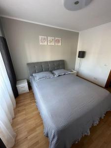 a bedroom with a large bed in a room at Apartament de lux, zona centrala in Gura Humorului