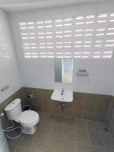 パトンビーチにあるCinderella Residenceのバスルーム(白いトイレ、シンク付)